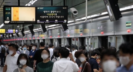 지난 10일 서울 세종대로 지하철 광화문역에서 승객들이 내리고 있다. 사진=뉴스1