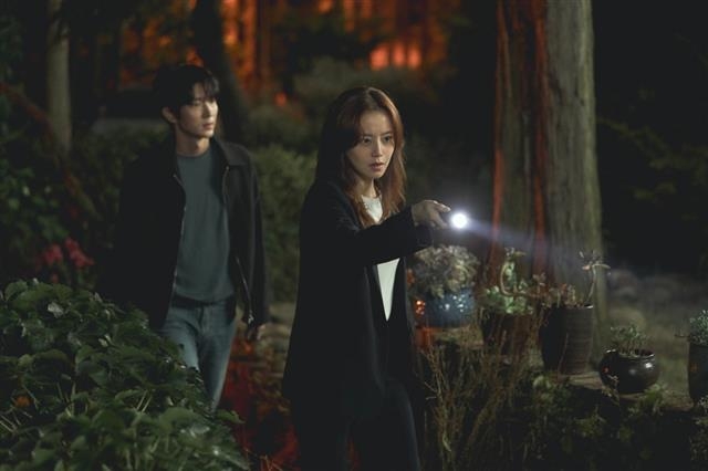 한 번에 수십명의 제작진이 모이는 방송 제작 현장도 코로나19로 멈춰 섰다.  드라마 ‘악의 꽃’ 등 CJ ENM 계열 채널을 구비한 케이블과 종편도 촬영에 차질을 빚고 있다. tvN 제공