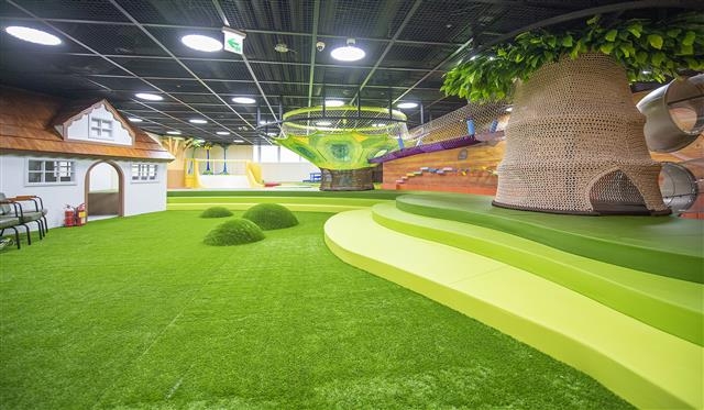 용산 센트럴파크 해링턴스퀘어 업무시설동 2층에 위치한 도담도담 실내놀이터에 어린이를 위한 놀이기구가 들어서 있다.