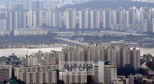 서울 남산 정상에서 내려다본 한강 남쪽의 아파트 모습. 