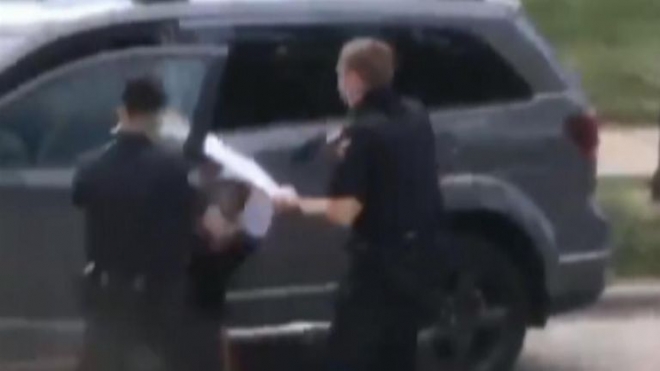 미국 위스콘신주 커노샤의 경찰관들이 차에 오르려는 제이컵 블레이크의 셔츠를 잡아당기며 총구를 겨누고 있다. 유튜브 동영상 캡처