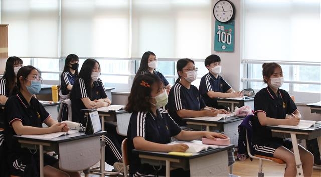 2021학년도 대입 수학능력시험을 100일 앞둔 25일 부산 사상구 대덕여자고등학교 3학년 학생들이 수업을 듣고 있다. 2020.8.25 뉴스1
