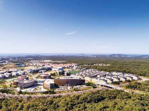 정부가 해외 유학 수지 개선 등을 위해 조성한 제주 영어교육도시 전경. 4개 국제학교에 3500여명의 학생이 재학 중이며 동북아시아 교육중심지로 성장 중이다. 제주국제자유도시개발센터 제공