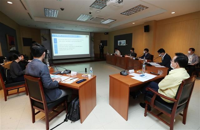 정순균(오른쪽) 강남구청장이 구청 회의실에서 열린 스마트 도시 정책학교 발표회에서 직원들이 제시한 아이디어를 경청하고 있다. 강남구 제공