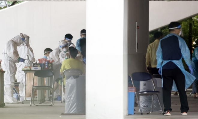 설치된 임시선별진료소에서 코로나19 검사를 받고 있는 사람들의 모습. 사진=연합뉴스