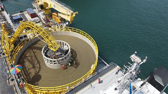 지난 6월 LS전선의 해저 케이블이 강원도 동해항에서 선적되고 있다. LS전선 제공