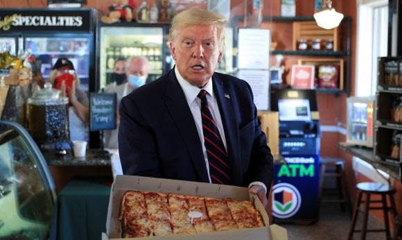 피자 들고 있는 트럼프