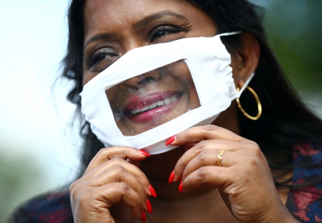 영국의 한 청각장애인 권리 단체 대표가 입 모양이 보이는 투명 마스크를 쓰고 있다.  로이터 연합뉴스