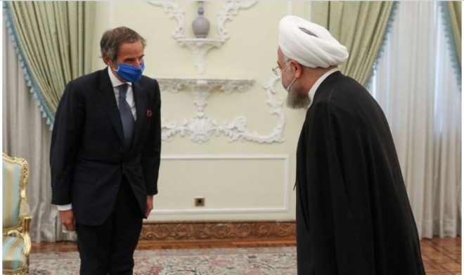 26일(현지시간) 이란 테헤란에서 하산 로하니(오른쪽) 대통령을 만나는 라파엘 그로시 국제원자력기구 사무총장 테헤란 EPA 연합뉴스