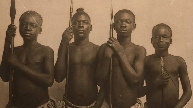오타 벵가(오른쪽)는 1904년 세인트루이스 만국박람회에 콩고 출신 여덟 명과 함께 ‘피그미들’이란 제목으로 전시됐다. 미주리주 역사재단 영국 BBC 홈페이지 캡처