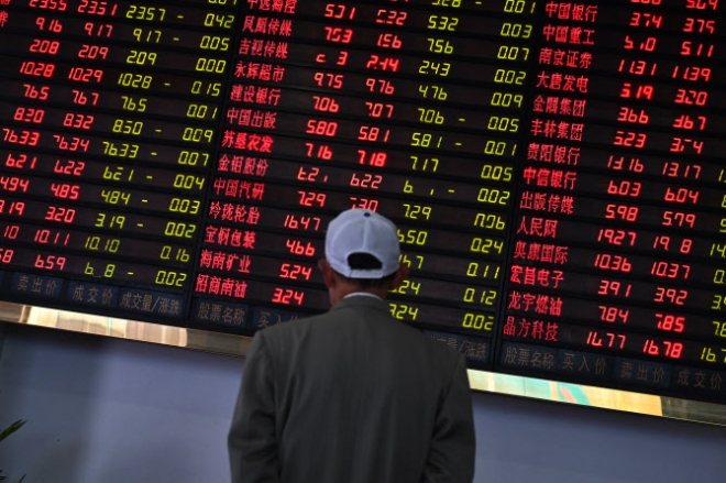중국 상하이에서 한 주식 투자자가 전광판을 주시하고 있는 모습. 상하이 AP 연합뉴스