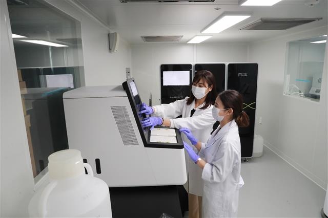 울산과학기술원(UNIST) 연구원들이 UNIST 게놈연구소에서 게놈을 분석하고 있다.  울산시 제공