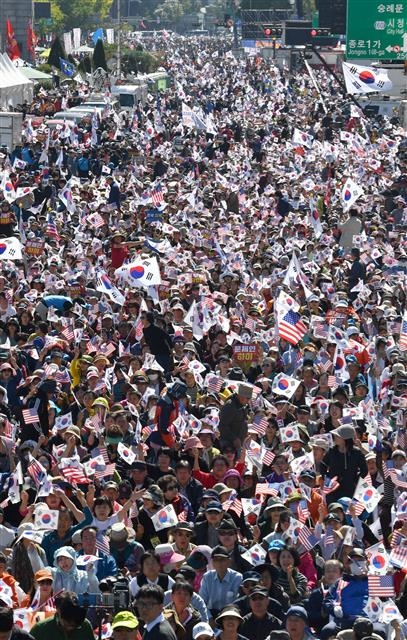 9일 서울 광화문에서 열린 조국퇴진 집회에 참석한 보수단체 회원들이 태극기를 흔들고 있다. 2019.10.9 박지환기자 popocar@seoul.co.kr