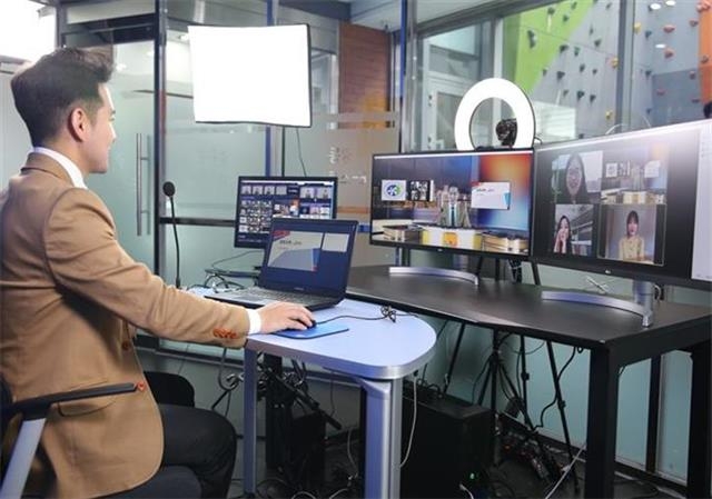 지난 4월 개관한 ‘강동 e스튜디오’에서 성덕고등학교 교사가 학생들과 실시간 쌍방향 수업을 하고 있다. 강동구 제공