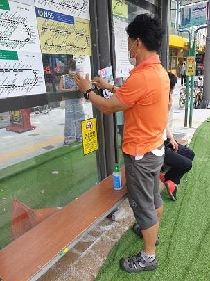 서울 영등포구 관계자가 지난 17일 한 버스정류장의 승차대에 손소독제를 부착하고 있다. 영등포구 제공