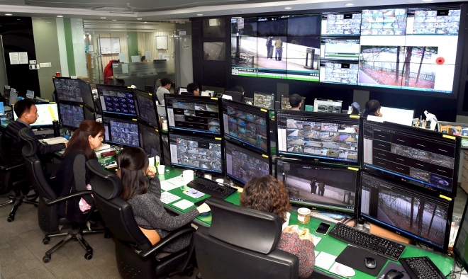 서울 노원구 스마트도시통합운영센터에서 관제요원이 CCTV를 모니터링하고 있는 모습. 2020.8.28. 노원구 제공