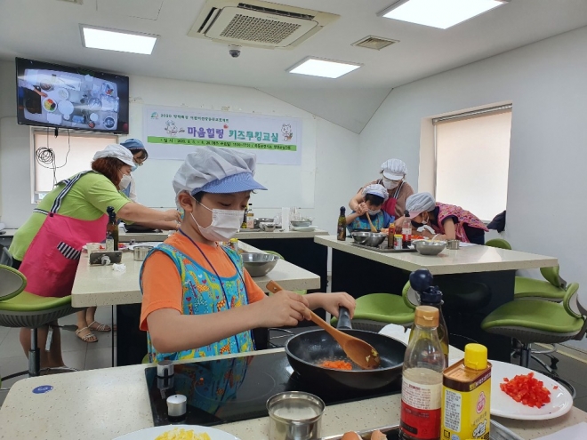 양천구 마음힐링 키즈쿠킹 교실에서 참가자들이 음식을 만들고 있다.  양천구 제공 