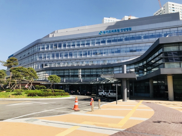 경기도의료원 산하 병원에 코로나19 확진자들을 관리할 경비인력이 없거나 턱없이 부족해 최근 파주병원에서 발생한 확진자 탈출사건이 또다시 일어날수 있다는 우려가 제기되고 있다. 사진은 경기도의료원 안성병원 전경.    경기도 제공