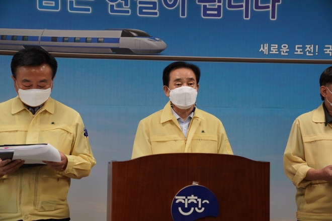 송기섭(가운데) 진천군수가 28일 코로나19 브리핑을 하며 군민들에게 외출 자제와 마스크 착용 등을 당부하고 있다. 진천군 제공