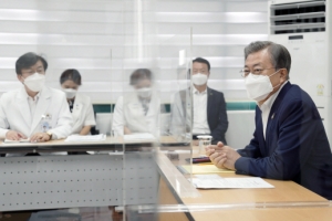 [포토인사이트] 국립중앙의료원 수도권 병상 공동대응 상황실 찾은 문재인 대통령