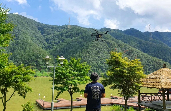 강원도 소방본부 대원이 드론으로 의암호 선박 실종자를 찾고 있다. 연합뉴스