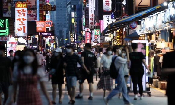 여전히 거리엔 많은 사람