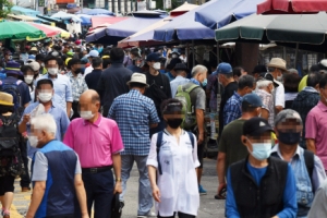 거리두기 2.5단계 시행했지만 시장엔 사람 가득