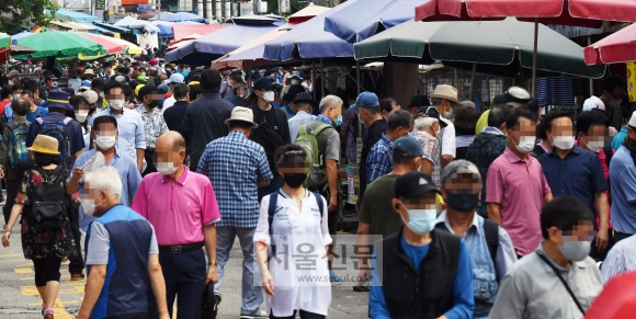 거리두기 2.5단계 시행했지만 시장엔 사람 가득
