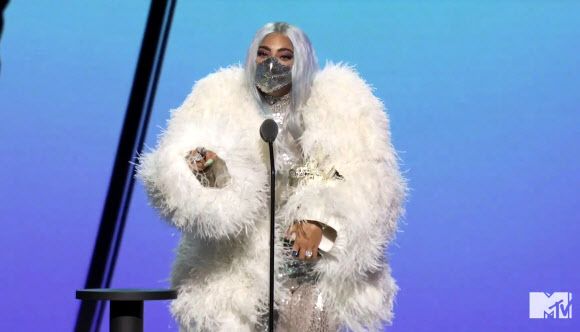 레이디 가가는 30일(현지시간) 코로나19가 확산되는 가운데 뉴욕서 열린 ‘2020 MTV 비디오 뮤직 어워즈(2020 MTV Video Music Awards: ’2020 VMA‘)’에서  올해의 아티스트상을 수상하고 있다. AP 연합뉴스