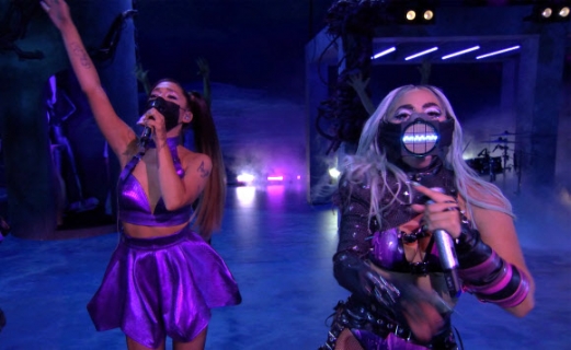 레이디 가가(오른쪽)와 아리아나 그란데가 30일(현지시간) 코로나19가 확산되는 가운데 뉴욕서 열린 ‘2020 MTV 비디오 뮤직 어워즈(2020 MTV Video Music Awards: ‘2020 VMA’)’에서 공연하는 모습이 방송되고 있다. AFP 연합뉴스