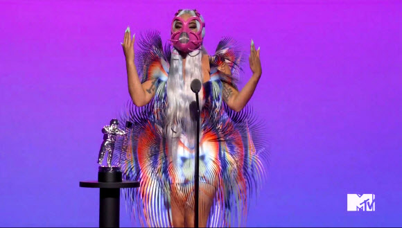 레이디 가가는 30일(현지시간) 코로나19가 확산되는 가운데 뉴욕서 열린 ‘2020 MTV 비디오 뮤직 어워즈(2020 MTV Video Music Awards: ’2020 VMA‘)’에서 ‘Rain On Me’로 베스트 콜라보레이션상을 수상하고 있다. AP 연합뉴스