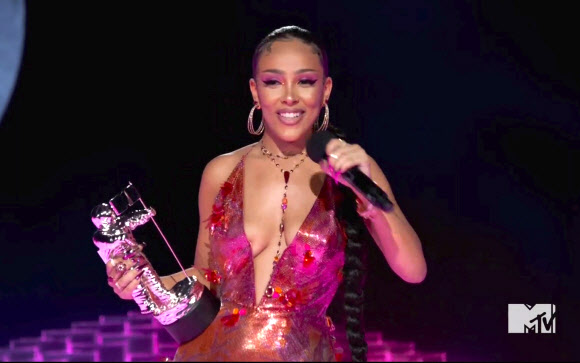 도자 캣이 30일(현지시간) 코로나19가 확산되는 가운데 뉴욕서 열린 ‘2020 MTV 비디오 뮤직 어워즈(2020 MTV Video Music Awards: ‘2020 VMA’)’에서 ‘최고 신인상(the best new artist award)’을 수상하고 있다. AP 연합뉴스