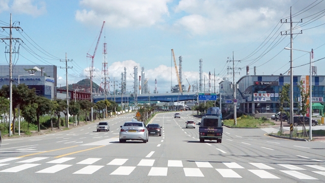 여수국가산단이 산자부에서 추진하는 ‘활력있고 아름다운 거리 조성사업’ 공모에 선정돼 20억원을 들여 활력 있고 역동적인 아름다운 거리를 조성한다. 사진은 ‘여수국가산단 활력있고 아름다운 거리조성’ 핵심 사업지 도로.