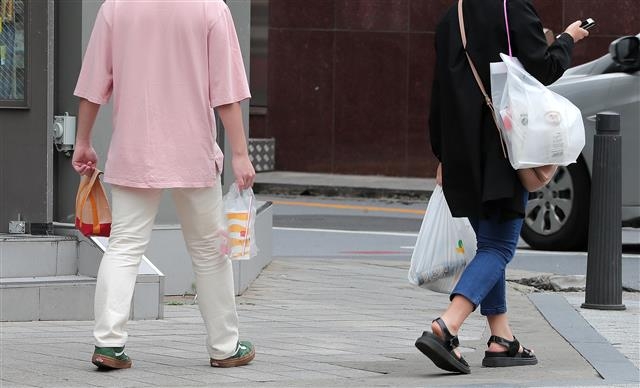 매장에서 먹기 보다 포장?간편요리