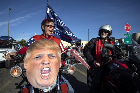29일(현지시간) 미국 포틀랜드에서 열린 도널드 트럼프 대통령 지지자들의 행진. AP