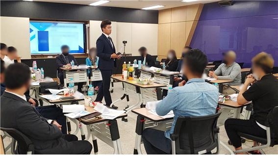 최환욱 대표가 더서치탐정컨설팅 1차 무료설명회날 강의하는 모습.