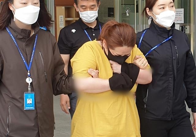 동거남의 9세 아들을 7시간 가량 여행용 가방에 가둬 숨지게 한 혐의로 기소된 A씨가 지난 6월 3일 영장실질심사를 받기 위해 대전지방법원 천안지원으로 향하는 모습. 뉴스1.