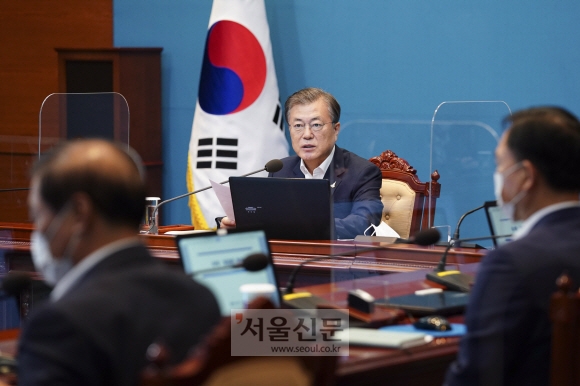 문재인 대통령이 31일 청와대 여민관에서 수석보좌관회의를 주재하고 있다. 2020. 8. 31 도준석 기자pado@seoul.co.kr