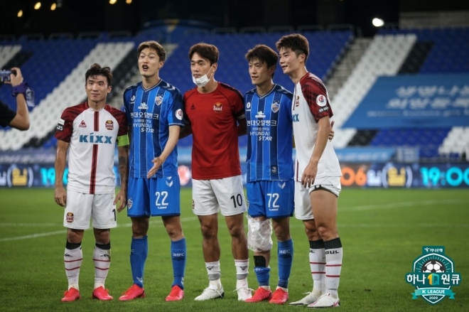 30일 울산 문수축구경기장에서 열린 K리그1 울산 현대와 FC서울 경기가 끝난 뒤 FC서울에서 젊은 시절을 함께한 고요한, 고명진, 박주영, 이청용, 기성용이 함께 사진을 찍고 있다. 한국프로축구연맹 제공