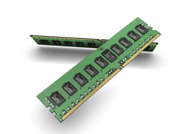 삼성전자가 25일 업계 최초로 EUV 공정을 적용, 생산한 1세대 10나노급(1x) DDR4(Double Data Rate 4) D램 모듈 100만개 이상을 공급해 고객 평가를 완료했다고 밝혔다. 2020.3.25   삼성전자 제공