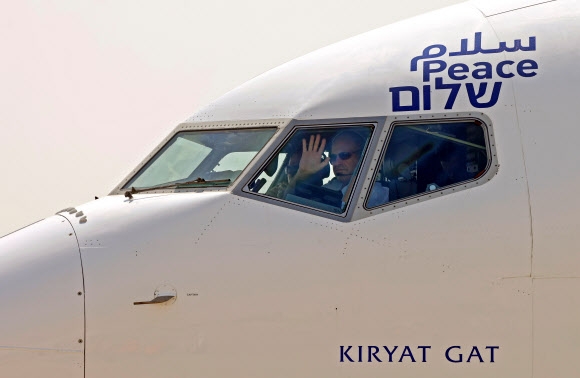 이스라엘 엘알항공의 첫 UAE행 여객기 기장이 31일 텔아비브의 벤구리온 공항을 출발하기 전 환송을 위해 활주로에 있던 이들을 향해 손을 흔들고 있다. 텔아비브 로이터 연합뉴스 