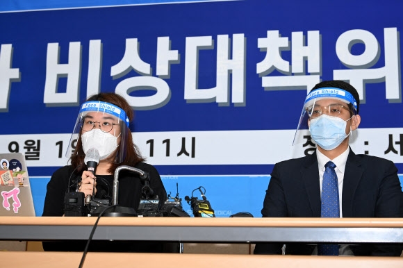취재진의 질문에 답하는 박지현 대한전공의협의회 위원장
