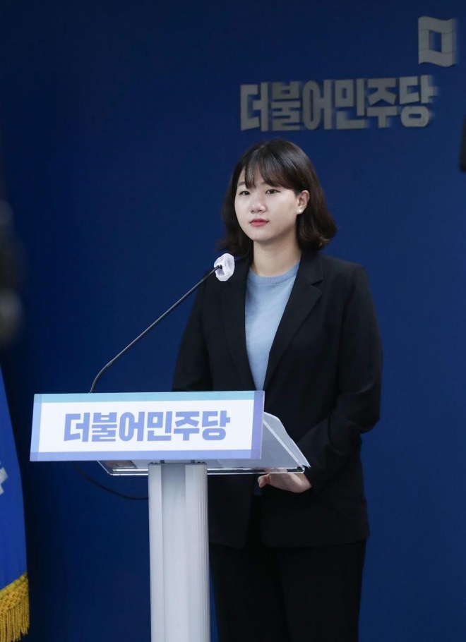 더불어민주당의 청년대변인으로 활동하던 당시 박성민 최고위원의 모습.