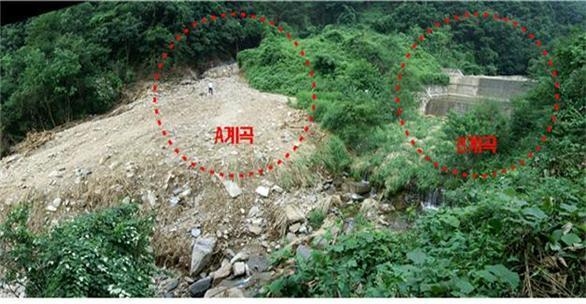 강원 춘천시 동면의 산사태 현장. 사방댐이 설치된 구역(오른쪽 점선)은 피해가 발생하지 않은 반면 사방댐이 없는 구역(왼쪽 점선)은 토사가 무너져 내렸다. 산림청 제공