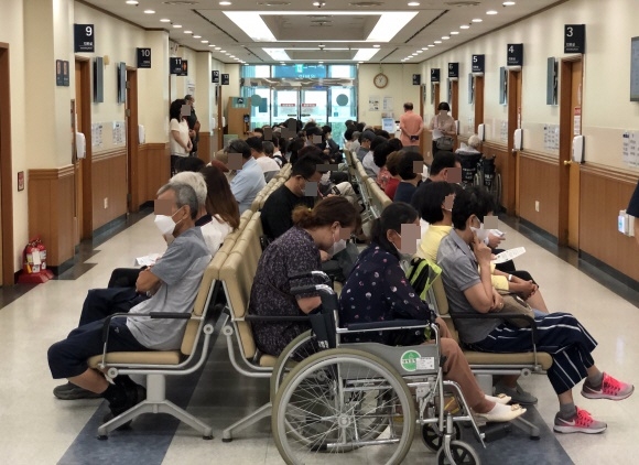 서울대병원 내과 외래 진료실 앞에서 환자들이 진료 순서를 기다리고 있다. 2020.8.31 오장환 기자 5zzang@seoul.co.kr