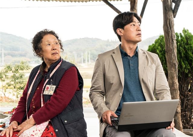 2일 개봉하는 영화 ‘오! 문희’에서 나문희와 이희준은 각각 치매에 걸린 노모와 딸을 친 뺑소니범을 쫓는 싱글 대디로 분했다. 신파와 가식이 없는 둘의 연기는 실제 모자 사이처럼 자연스럽다. CGV아트하우스 제공