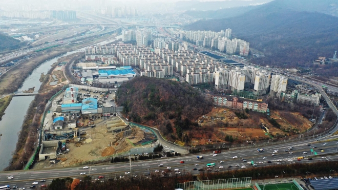 연현마을 아스콘공장 이전부지에 4만여㎡ 규모의 친환경 시민공원이 2023년까지 조성될 에정이다. 아스콘공장 전경(사진 왼쪽) 안양시 제공