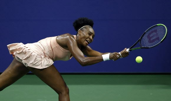 세리나 윌리엄스가 2일 미국 뉴욕의 빌리진 킹 국립테니스센터에서 열린 US오픈 테니스선수권대회 여자단식 1회전에서 크리스티 안의 스트로크를 리턴하고 있다. [EPA 연합뉴스]