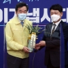 [서울포토]이낙연 대표에게 축하난 전달하는 최재성 정무수석