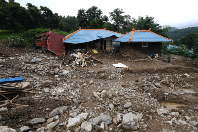 지난 8월 3일 충남 아산 송악 유곡에서 토사가 주택을 덮쳐 1명이 숨지고 1명이 실종됐으며 주택 2동이 피해를 입었다. 산림청 제공 
